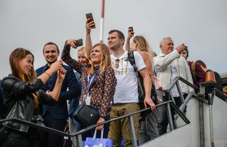 Пассажиры самолета авиакомпании Белавиа первого рейса, прибывшего в аэропорт Жуковский