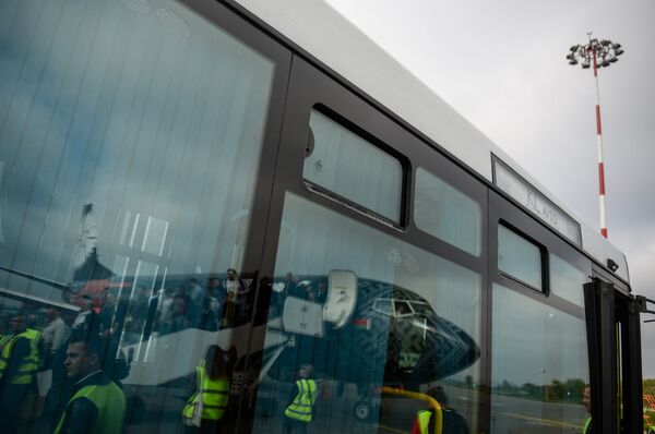 Отражение в окнах автобуса самолета авиакомпании Белавиа первого рейса, прибывшего в аэропорт Жуковский