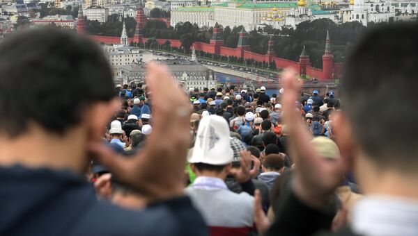 Мусульмане в день праздника жертвоприношения Курбан-Байрам возле Московской Соборной мечети