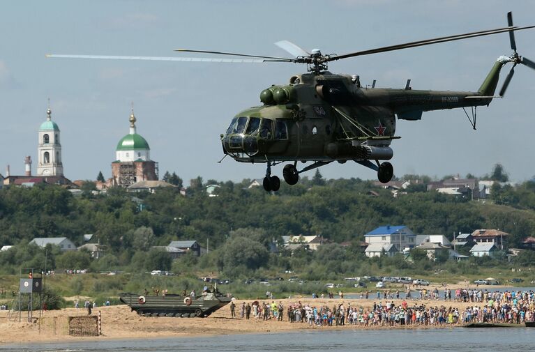 Вертолет Ми-8 во время международных соревнований подразделений инженерных войск Открытая вода - 2016, проходящих в рамках Международных армейских игр-2016, в Муроме