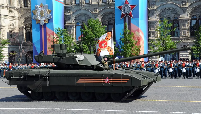 Танк Т-14 на гусеничной платформе Армата во время военного парада на Красной площади в честь 71-й годовщины Победы в Великой Отечественной войне 1941-1945 годов Танк Т-14 на гусеничной платформе Армата во время военного парада на Красной площади в честь 71-й годовщины Победы в Великой Отечественной войне 1941-1945 годов