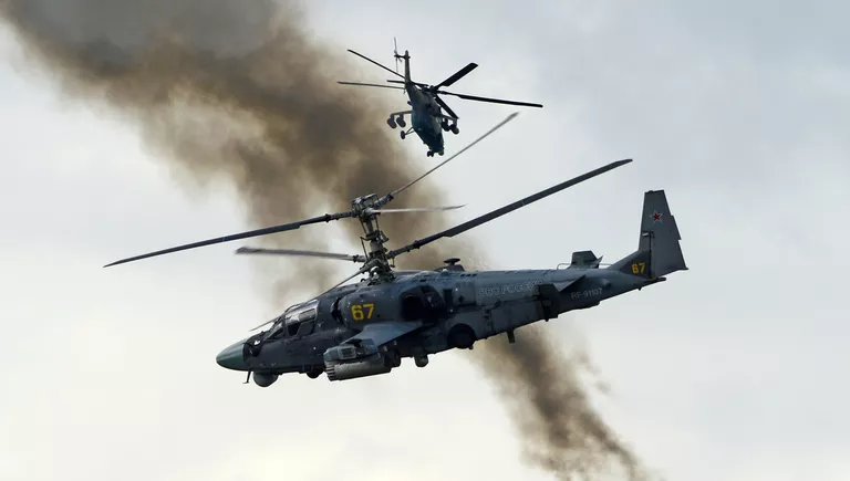 Вертолеты огневой поддержки Ка-52 Аллигатор во время показных учений в Кубинке на Международном военно-техническом форуме АРМИЯ-2016 Вертолеты огневой поддержки Ка-52 Аллигатор во время показных учений в Кубинке на Международном военно-техническом форуме АРМИЯ-2016