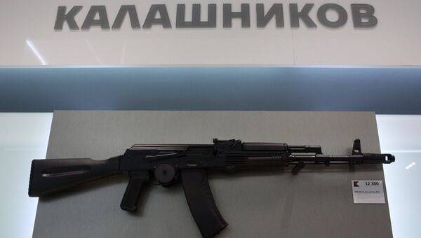 Автомат АК-74 на витрине магазина концерна Калашников, архивное фото