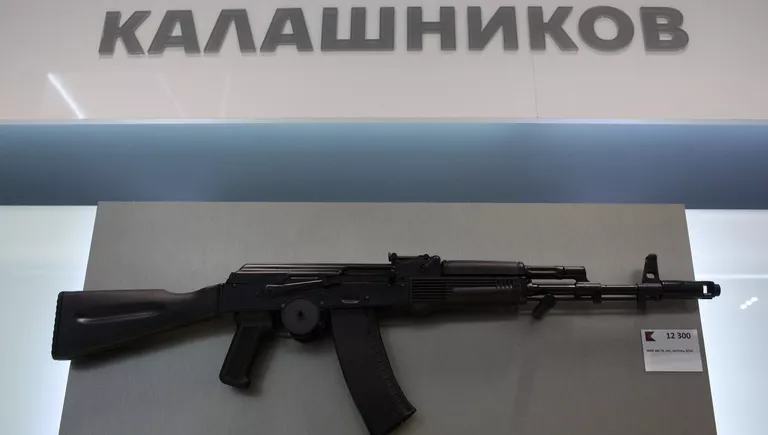 Автомат АК-74 на витрине магазина концерна Калашников Автомат АК-74 на витрине магазина концерна Калашников