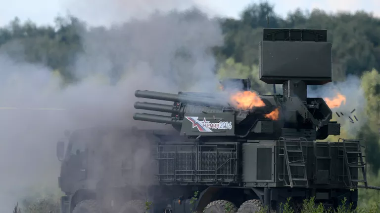 Зенитный ракетно-пушечный комплекс 96К6 Панцирь-С1 во время показательных учений на полигоне Алабино на международном военно-техническом форуме Армия-2016 Зенитный ракетно-пушечный комплекс 96К6 Панцирь-С1 во время показательных учений на полигоне Алабино на международном военно-техническом форуме Армия-2016