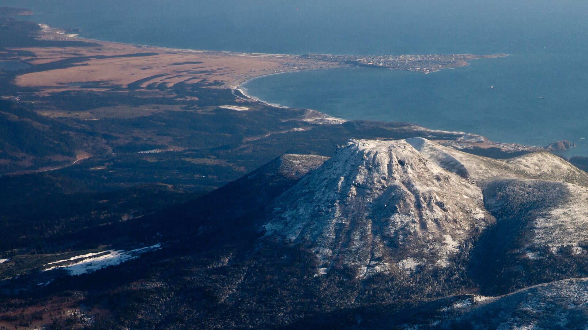 Вид на вулкан Менделеева и поселок Южно-Курильск на острове Кунашир - РИА Новости, 1920, 30.05.2025