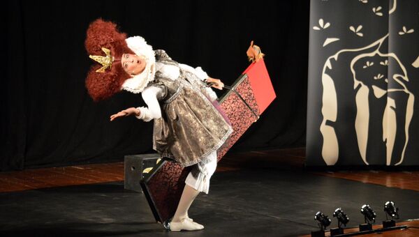 Сцена из спектакля Четыре басни и королева, представленного на фестивале Гаврош в Москве