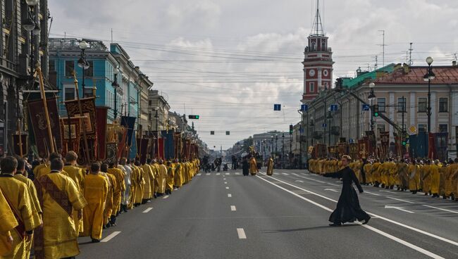 Крестный ход в День перенесения мощей Александра Невского в Санкт-Петербурге