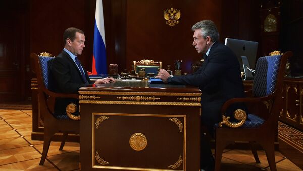 Председатель правительства РФ Дмитрий Медведев и председатель Внешэкономбанка Сергей Горьков. 12 сентября 2016