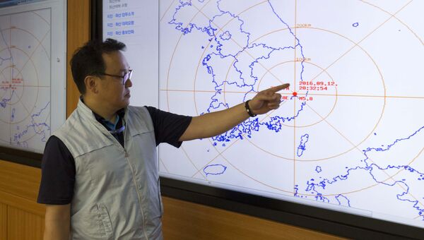 Специалист отдела мониторинга сейсмической активности Южной Кореи в Сеуле. Архивное фото