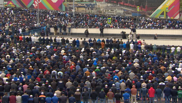 Тысячи мусульман помолились в честь Курбан-байрама у соборной мечети Москвы