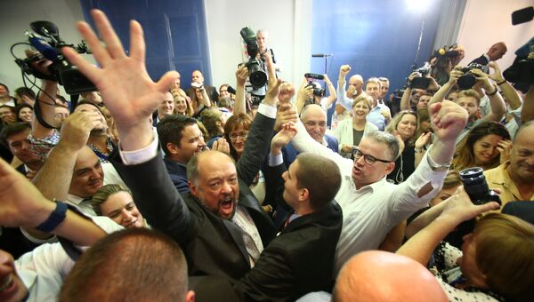 Представители Хорватского демократического содружества радуются победе в парламентских выборах. Архивное фото