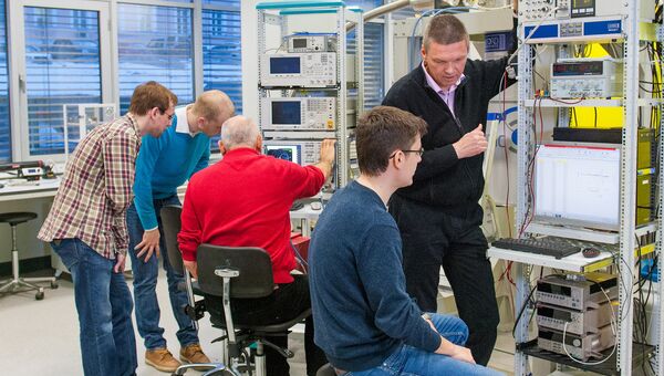 Руководитель лаборатории сверхпроводящих метаматериалов НИТУ МИСиС профессор Алексей Устинов с коллегами