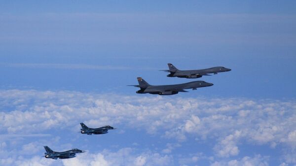 Бомбардировщики B-1B ВВС США в сопровождении истребителей F-16 совершают демонстративный полет над территорией Южной Кореи. 13 сентября 2016