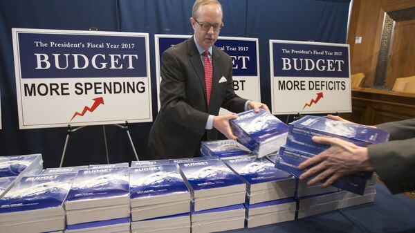Отпечатанные копии бюджета США на 2017 год в здании Конгресса на Капитолийском холме в Вашингтоне. Сентябрь 2016