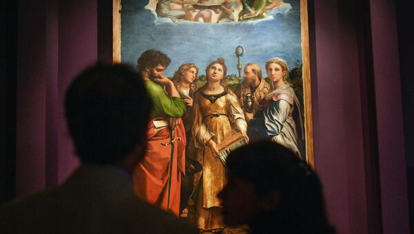 Посетители у картины Святая Цецилия на открытии выставки Рафаэль. Архивное фото
