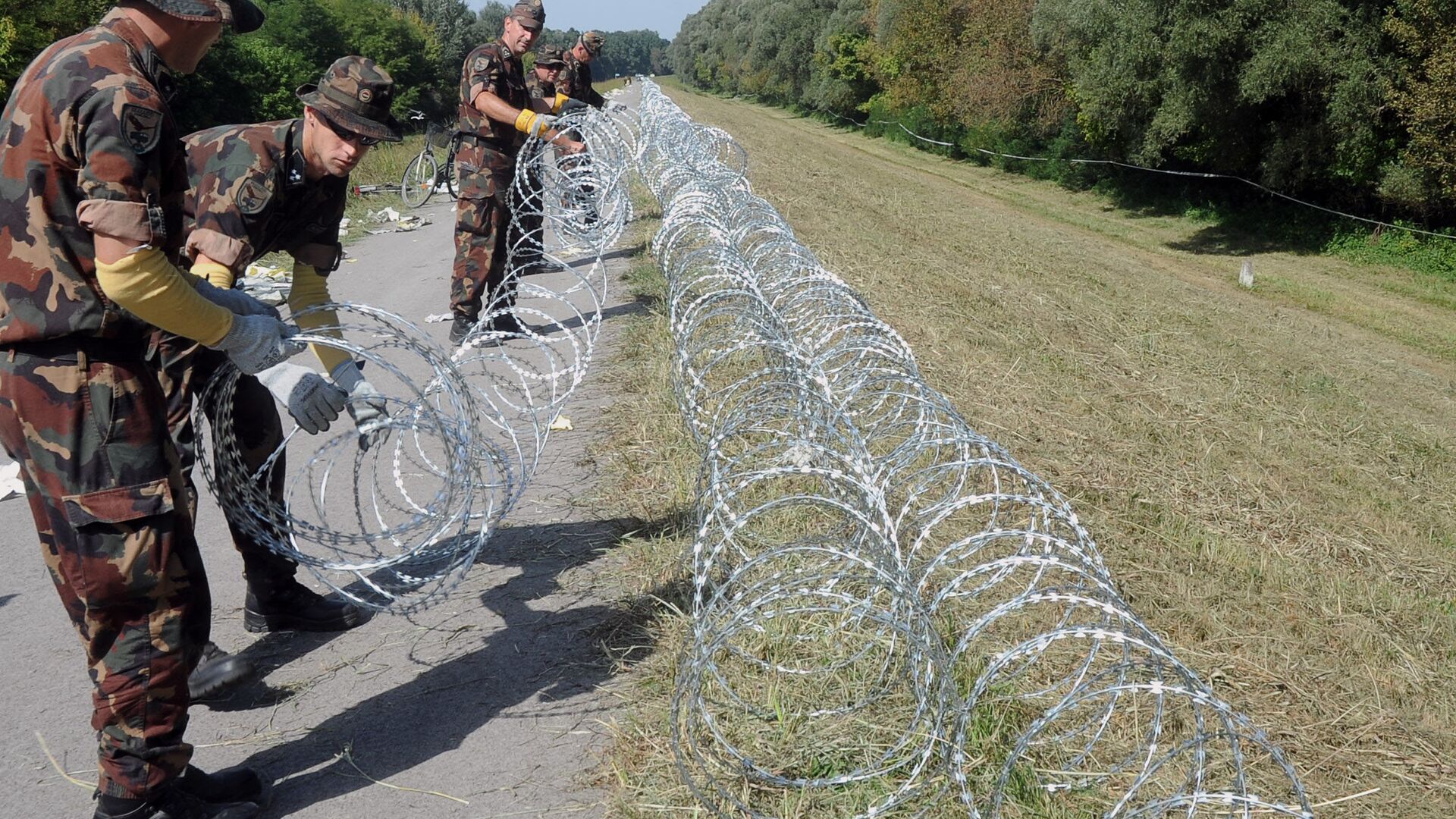 Венгерские военные устанавливают ограждения против беженцев на границе с Хорватией - РИА Новости, 1920, 31.08.2019