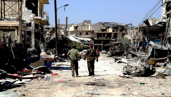 Бойцы сирийской армии на территории освобожденного района Рамусе на юге Алеппо. Архивное фото
