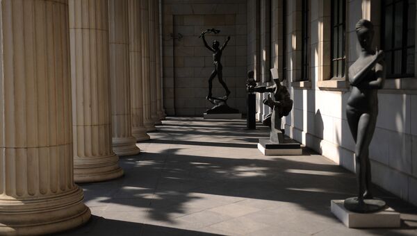 Скульптуры при входе в здание Государственного музея изобразительных искусств имени А.С. Пушкина. Архивное фото