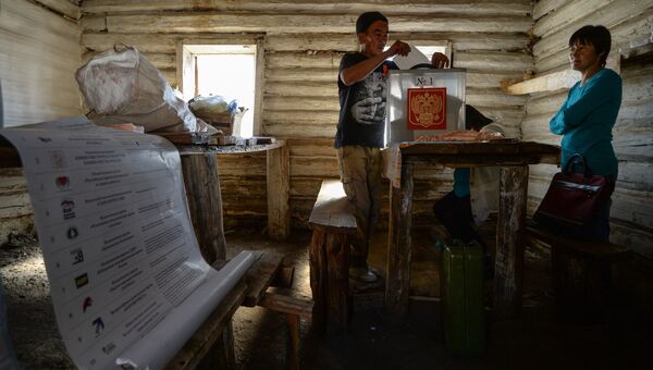 Члены участковой избирательной комиссии и местные жители на животноводческой стоянке в Кош-Агачском районе Республики Алтай во время досрочного голосования