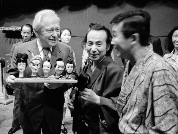 Артисты японского театра кукол дарят Сергею Образцову (cлева) кукол-персонажей сказок