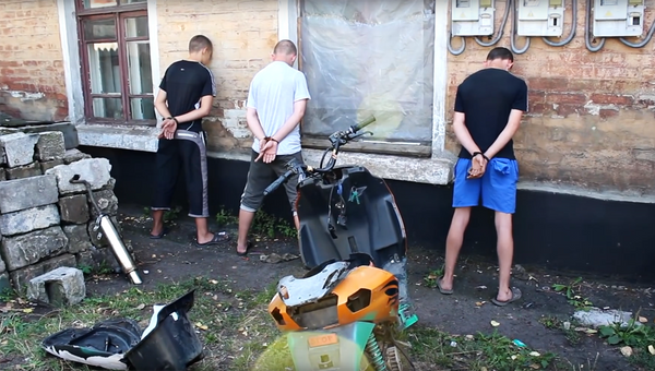 Стоп-кадр с видео задержания подростков-диверсантов в ДНР