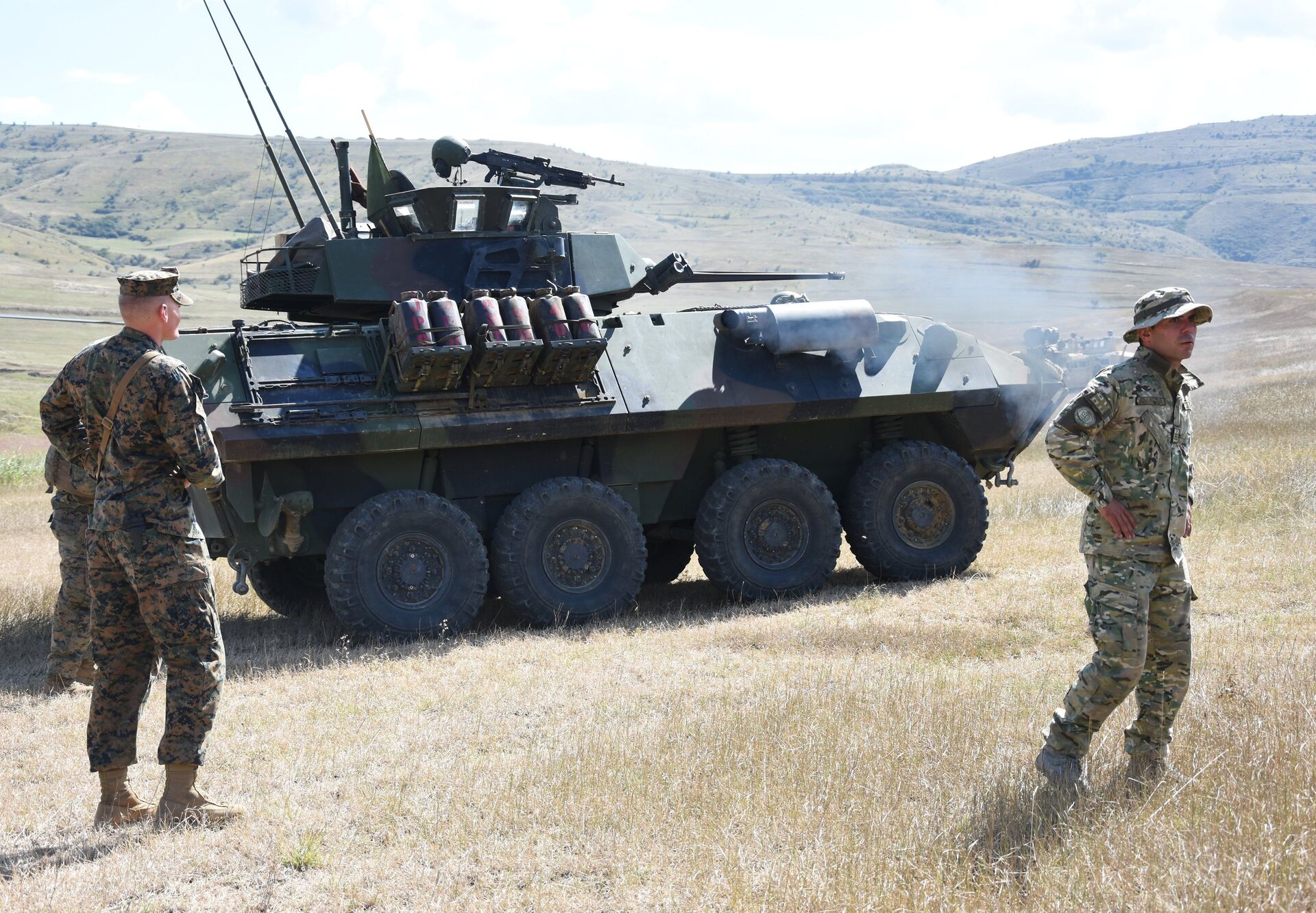 Военнослужащие рядом с легкой бронированной машиной LAV-25 во время учений Agile Spirit-2016 под эгидой НАТО на полигоне Орфоло в Грузии Военнослужащие рядом с легкой бронированной машиной LAV-25 во время учений Agile Spirit-2016 под эгидой НАТО на полигоне Орфоло в Грузии - РИА Новости, 1920, 21.05.2021