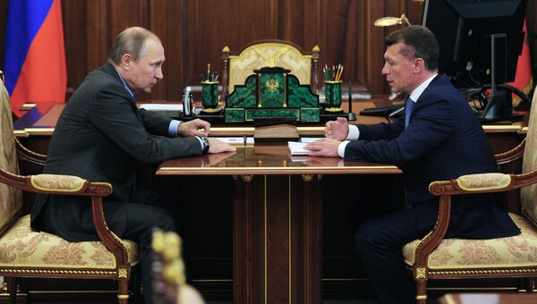 Президент РФ Владимир Путин и министр труда и социальной защиты РФ Максим Топилин во время встречи в Кремле