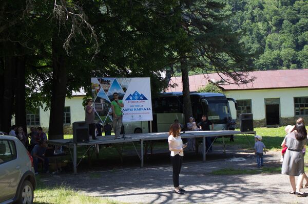 Фестиваль жителей близлежащих населенных пунктов в ущелье реки Большой Зеленчук Фестиваль жителей близлежащих населенных пунктов в ущелье реки Большой Зеленчук