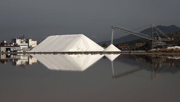 Добыча соли в Греции. Архивное фото