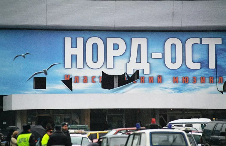 Здание театрального центра на Дубровке, захваченное террористами. Октябрь 2002 года Здание театрального центра на Дубровке, захваченное террористами. Октябрь 2002 года