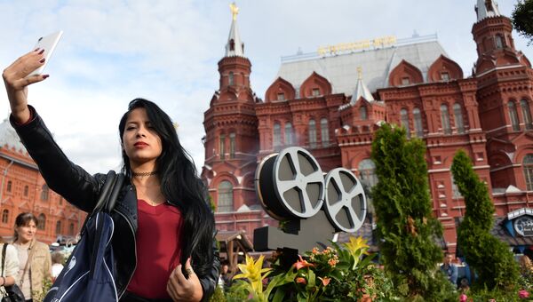 Жители и гости Москвы на фестивале Московское кино на Манежной площади. 10 сентября 2016