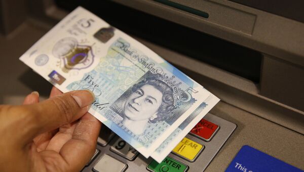 Новая британская пластиковая пятифунтовая банкнота. Архивное фото