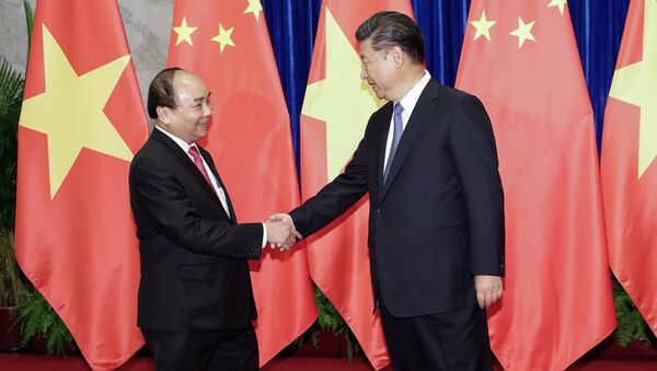 Председатель КНР Си Цзиньпин и премьер-министр Вьетнама Нгуен Суан Фук во время встречи в Пекине. 13 сентября 2016