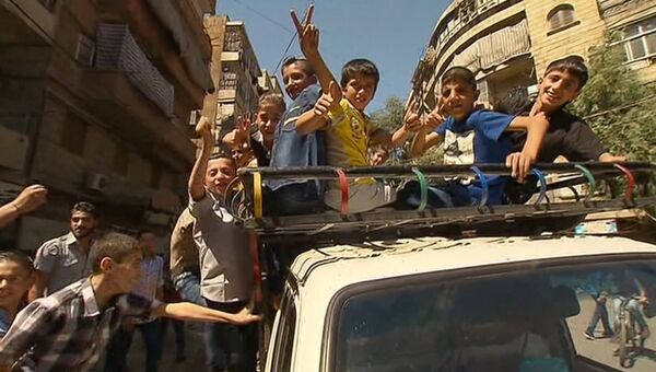 Сирийские дети играли на улице в первый день режима прекращения огня в Алеппо