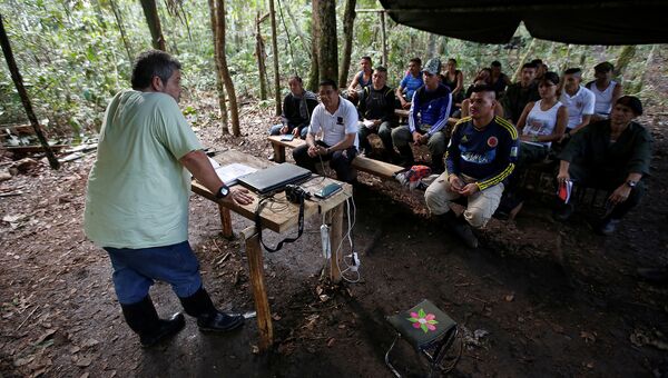 Члены Революционных вооруженных сил Колумбии (FARC) в лагере перед началом мирного съезда, Колумбия, сентябрь 2016
