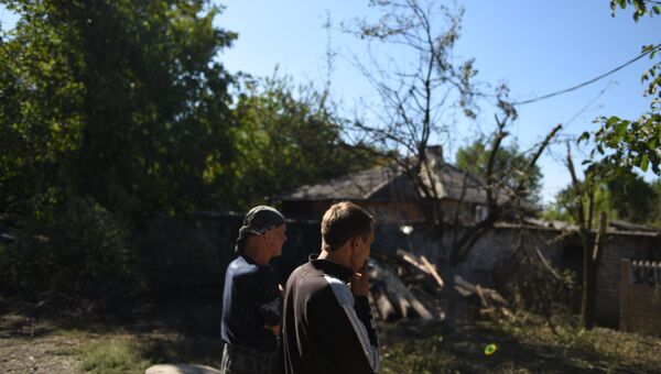 Местные жители осматривают разрушения в результате обстрела Макеевки. Архивное фото