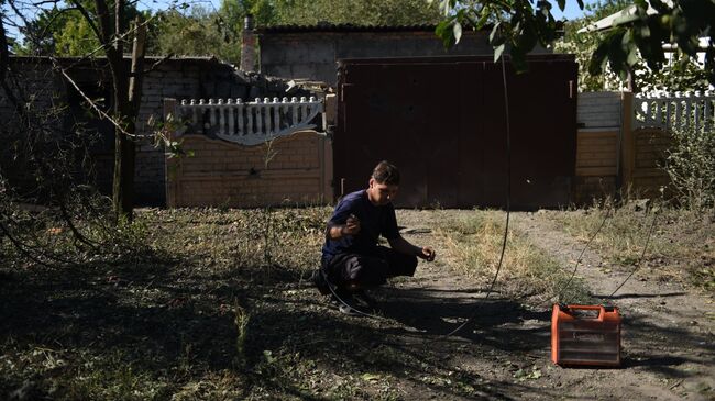 Местный житель осматривает разрушения в результате ночного обстрела. Архивное фото