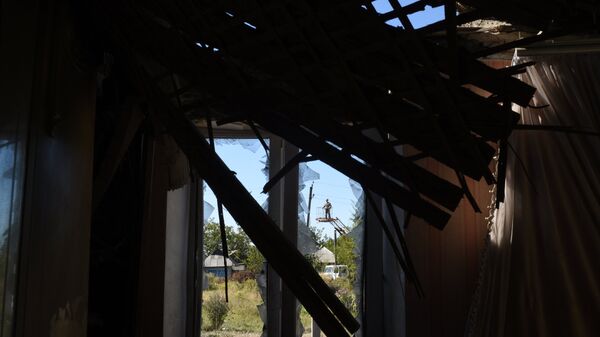 Разрушенный в результате ночного обстрела  дом в Донецкой области. Архивное фото