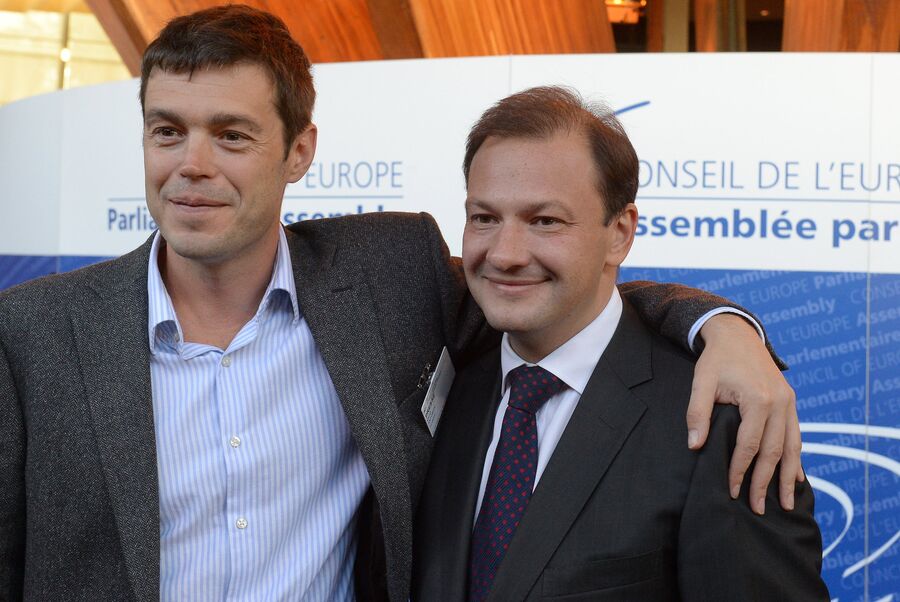 Телеведущие Михаил Антонов и Сергей Брилев после пленарного заседания Парламентской Ассамблеи Совета Европы в Страсбурге 