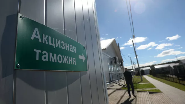 Работа Смоленского таможенного поста ФТС России. Архивное фото