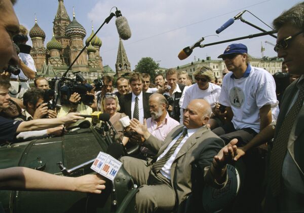 Его Королевское Высочество принц Майкл Кентский (в центре) и мэр Москвы Юрий Лужков на Красной площади.