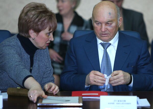 Председатель Московского городского суда Ольга Егорова и мэр Москвы Юрий Лужков во время совещания