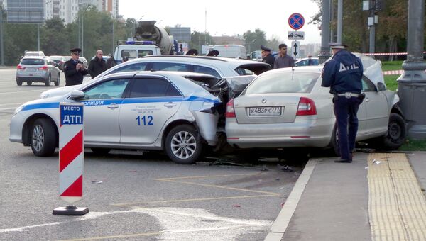 Последствия ДТП с участием трех автомобилей на Кутузовском проспекте около метро Славянский бульвар