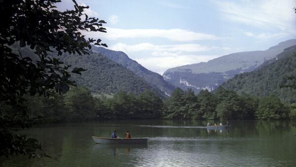 Голубое озеро в Кабардино-Балкарии, архивное фото