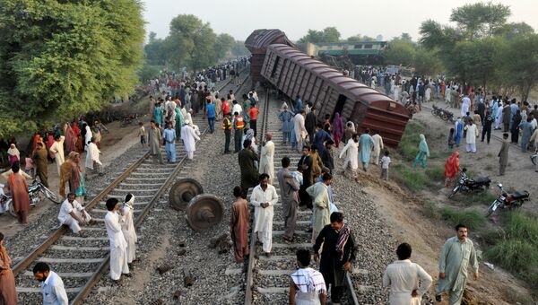 На месте столкновения поездов в районе пакистанского города Мултан