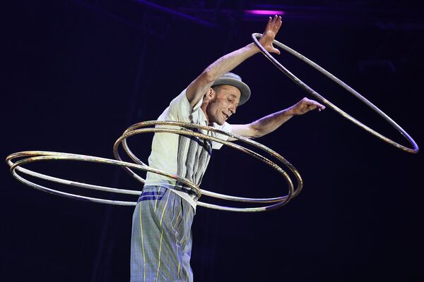 Хула-хупы на перше Жуло на шоу победителей фестиваля циркового искусства Идол
