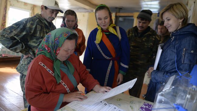 Местные жители в удаленном стойбище Калемьяга Уватского района Тюменской области во время досрочного голосования. Архивное фото