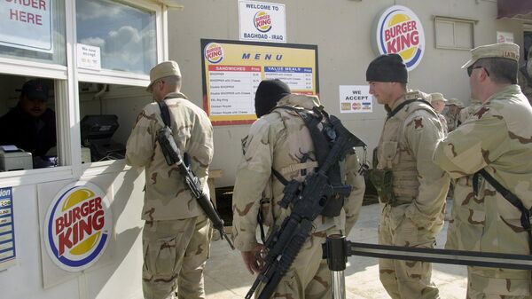 Американские военные в очереди в Бургер Кинг