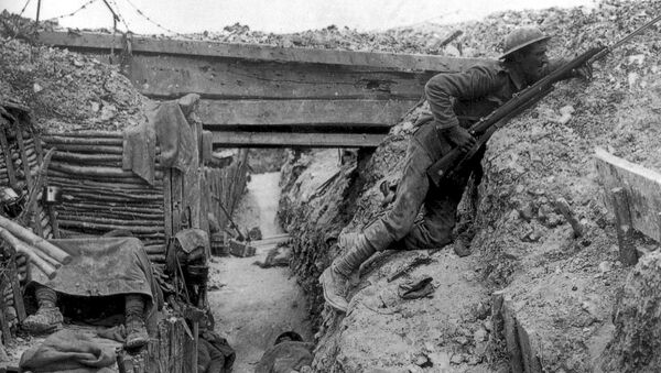 Британские солдаты в окопе. Битва при Сомме. 1916 год